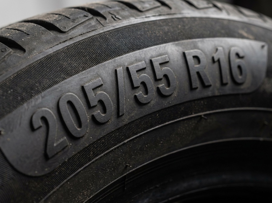 Medida 205/55 R16 grabada en el flanco de un neumático